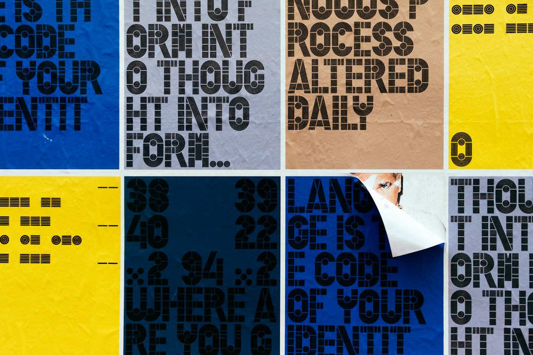 Série d'affiches typographiques colorées